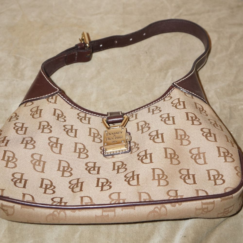 Dooney & Bourke bagette purse euc